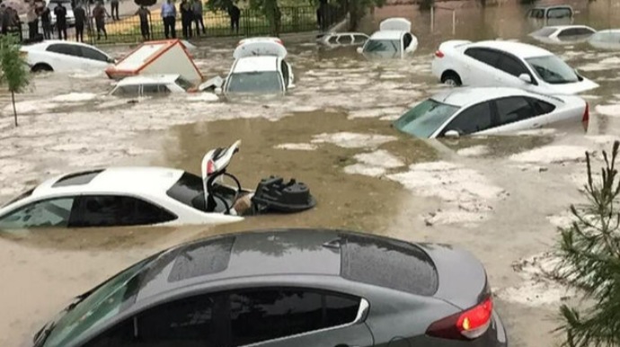 Türkiyədə sel: Onlarla avtomobil su altında qaldı   - VİDEO