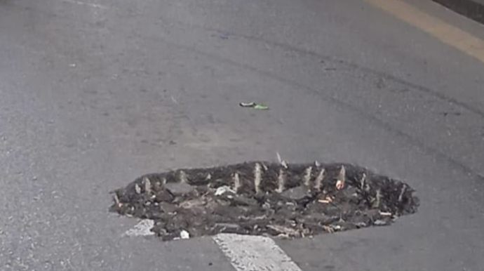 Şəhərin mərkəzində insanlar "quyuya" düşür - 1 aydır EYNİ VƏZİYYƏT - FOTO