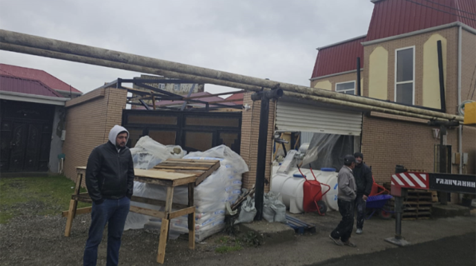 Binədə qanunsuz tikili söküldü - VİDEO