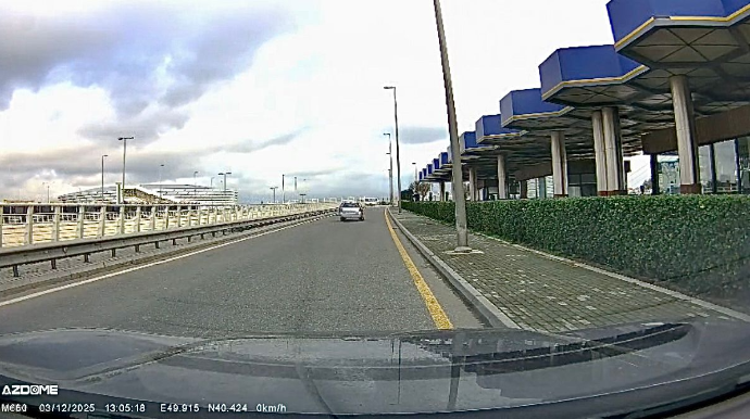 Bu küçədə sürücülər və sərnişinlər təhlükə altındadır: İşıq dirəyi hər an AŞA BİLƏR - VİDEO