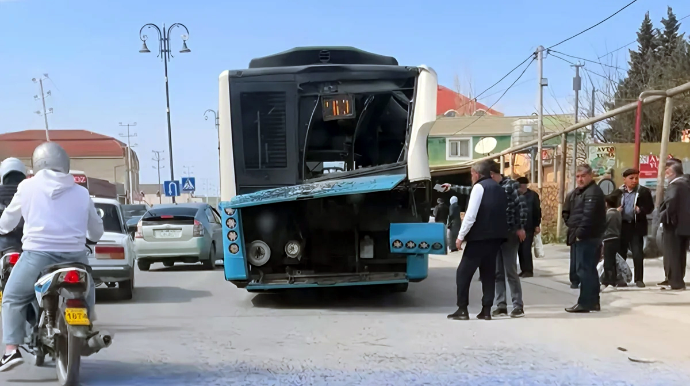 "Kamaz" avtobusa çırpıldı - Binədə ağır qəza - VİDEO 