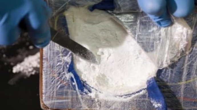 Yüz minlərlə dollar dəyərində kokain daşıyan  qadın həbs edildi 