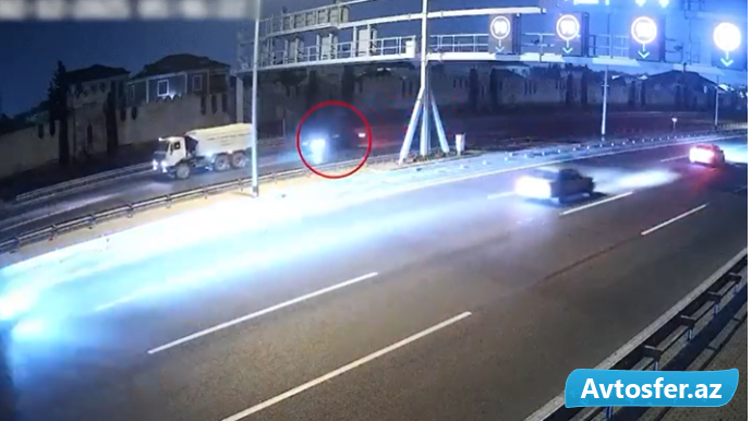 Fikri yolda olmayan sürücü gəldiyi sürətlə yük maşınına çırpıldı - ANBAAN VİDEO 