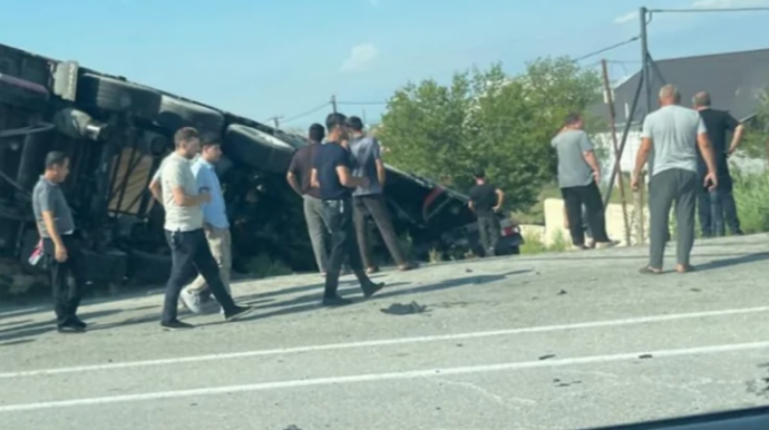 Kürdəmirdə yük avtomobili aşdı - FOTO