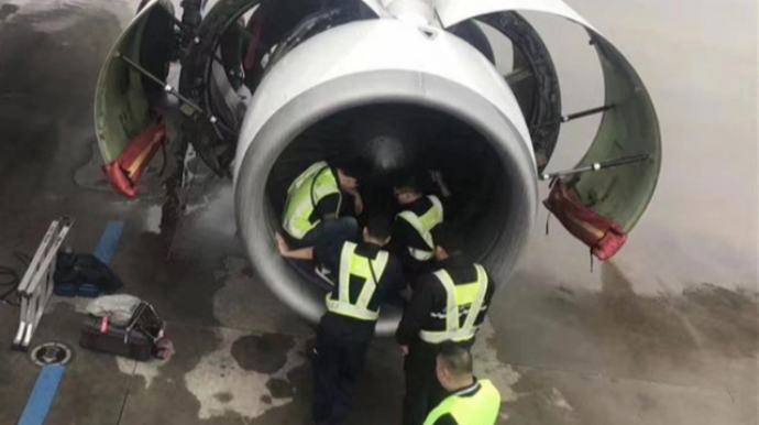 В аэропорту человек попал в работающий двигатель самолета 