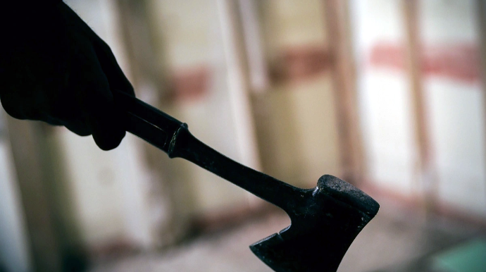 Qusarda baltalanan qadın Bakıya köçürüldü, vəziyyəti ağırdır 