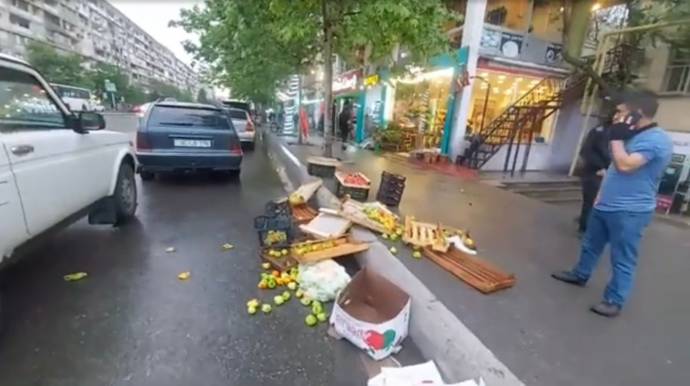 Satdığı qida məhsullarını polisin dağıtdığını demişdi, DİN hadisənin görüntülərini yaydı   - VİDEO - FOTO