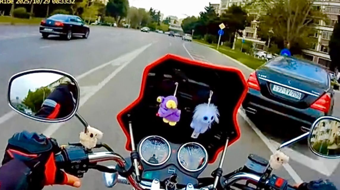 Prospektdə təhlükəli manevr edən sürücü motosikletçiyə qəza şəraiti yaratdı - VİDEO