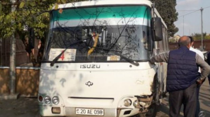 В Гяндже пассажирский автобус попал в аварию, есть пострадавшие