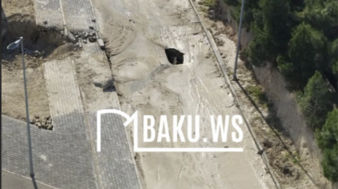 Bu ərazidə su borusu partladı, yol çökdü - VİDEO