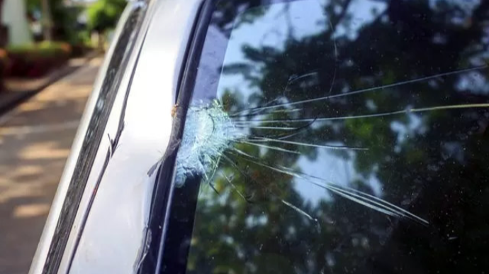 Avtomobillərin çatlamış şüşələri - Elə sürmək olar? 