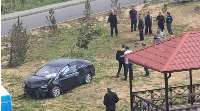 Bayılda idarəetmədən çıxan avtomobil binanın həyətinə düşdü   - FOTO