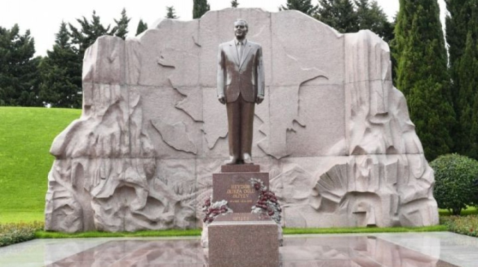 Latviya Prezidenti Heydər Əliyevin məzarını ziyarət edib   - YENİLƏNİB