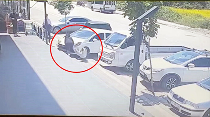 Əyləc əvəzinə qaz pedalına basan qadın sürücü iki gənc qızı vurdu - VİDEO 