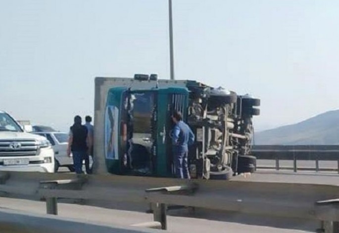 Yük maşını aşdı: tıxac yaranıb - FOTO