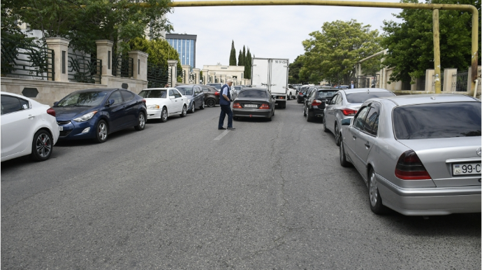 “Respublikanski”nin qarşısında parkinq dərdi  - Əziyyət çəkən yenə də paytaxt sakinləridir - FOTO - VİDEO