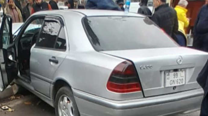 Gəncədə sürücü avtomobili ağaca çırpdı - FOTO