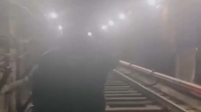 Sərnişinlər metrodan belə çıxarılıb - VİDEO 