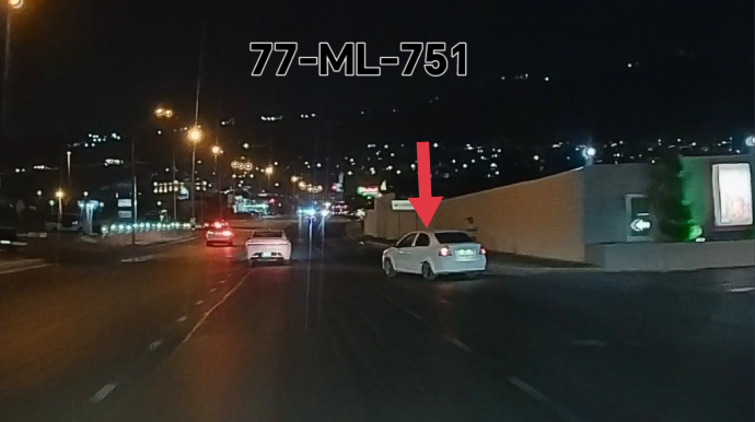 Sağ zolağa sığmayan sürücü sol zolağa çıxıb təhlükə yaratdı - VİDEO