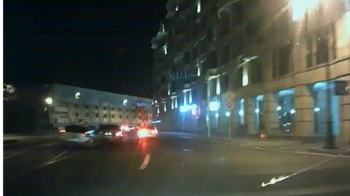 Bakıda "uçan maşın" ağır qəza törətdi, hər ikisi yolun əks tərəfinə düşdü  - VİDEO