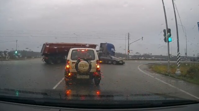 Yaşılın son saniyələrində yolayrıcına girən sürücünü belə vurdular – REAL VİDEO 