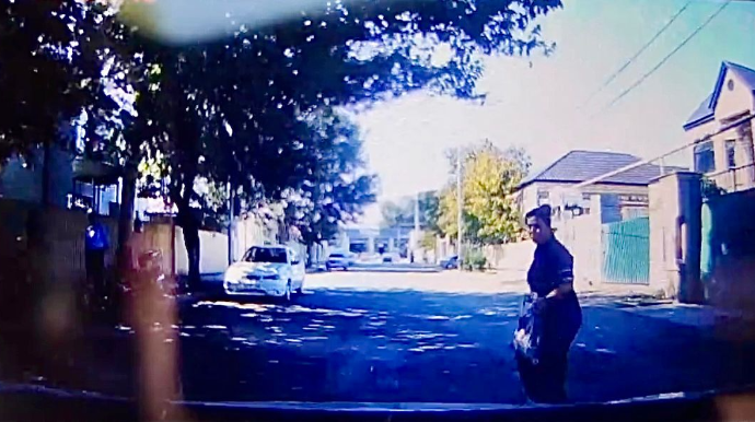 Avtobusdan düşən qadın az qala maşına çırpılacaqdı    - ANBBAN VİDEO