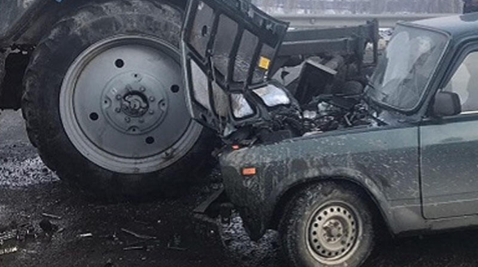 Yevlaxda minik avtomobili traktorla toqquşdu, xəsarət alanlar var 