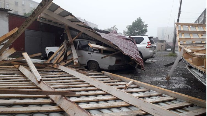 Külək beşmərtəbəli binanın damını uçurub, 5 maşına ziyan dəyib   - FOTO