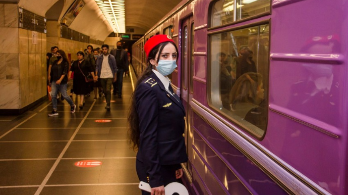 Bakı metrosunda qatarın hərəkəti ləngiyib