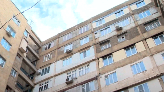 Bakıda daha bir nəfər pəncərədən yıxılıb öldü 