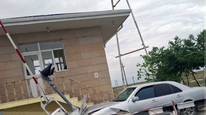 "Mercedes" dəmiryol keçidinə çırpıldı - Kürdəmirdə qəza - FOTO 