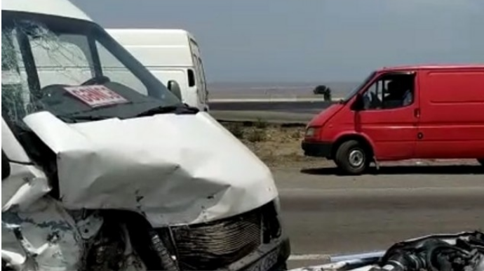 Tovuzda mikroavtobusla minik avtomobili toqquşub, ölən və xəsarət alanlar var   - FOTO