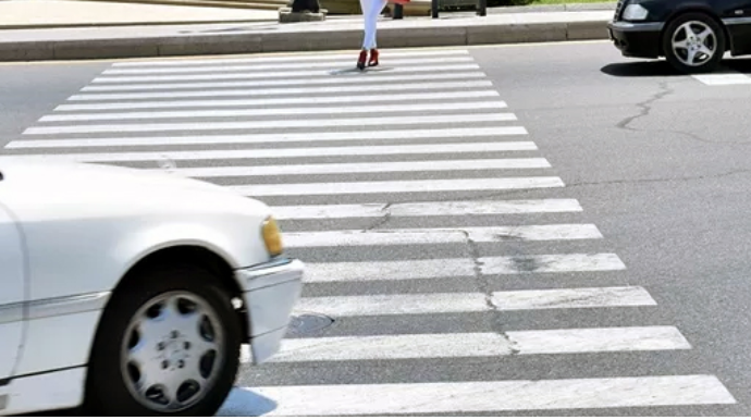 Bakıda avtomobil qadını vuraraq ağır xəsarət yetirib