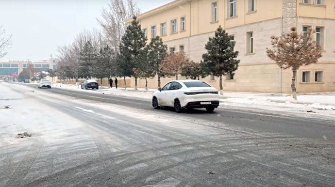 Avtomobillər buzlu yollarda qəza edir - Qardan sonra fəsadlar - VİDEO 