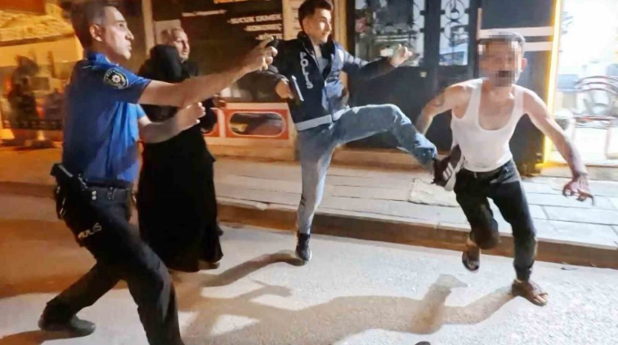 Başqaları ilə dava edən ata və oğlu polislərə bıçaqla hücum etdi; 4 nəfər yaralandı - VİDEO