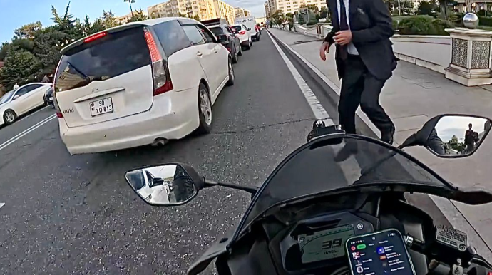 Bakıda qayda pozan qadın sürücü və piyada  qəzadan son anda xilas oldu  - VİDEO