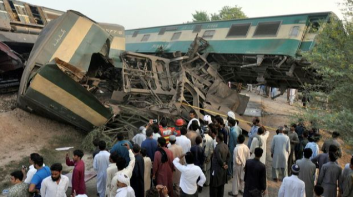 Pakistanda sərnişin qatarı relsdən çıxdı: 30 ölü, 80 yaralı   - YENİLƏNİB
