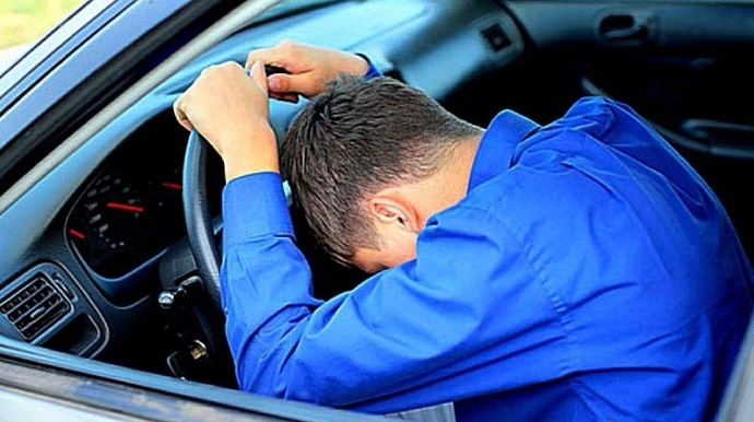 Avtobus sürücüsü sükan arxasında ölüb 