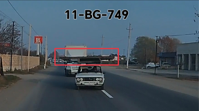 İki maşın boyda olan darvazanı daşıyan sürücü insanlara real təhlükə yaratdı - VİDEO