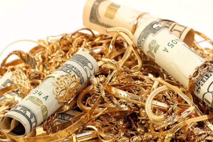 Gömrükçülər Azərbaycan vətəndaşlarından qızıl əşyalar müsadirə edib