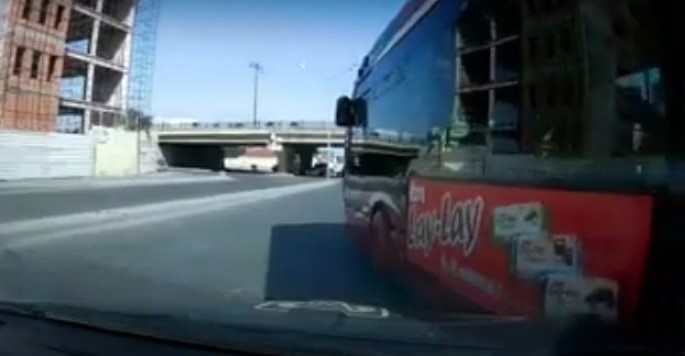 “Baku Bus” sürücüsü qaydanı belə pozdu - VİDEO