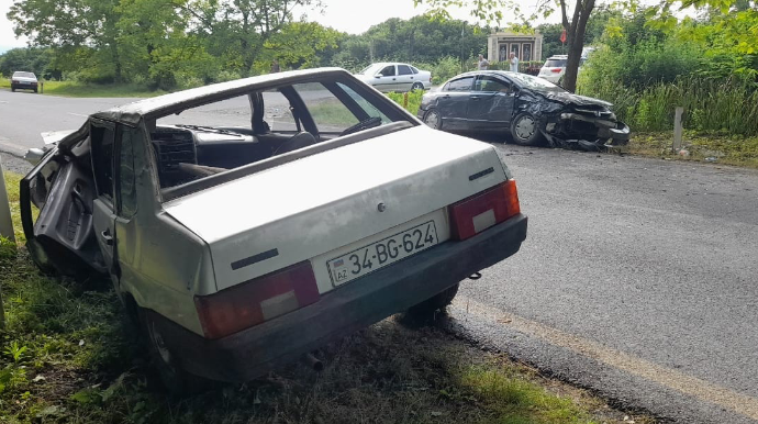 Qazaxda iki avtomobil toqquşdu: Xəsarət alanlar var - FOTO