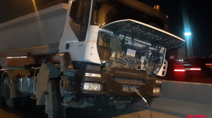 Bakı-Sumqayıt şossesində yük maşını qəzaya səbəb olub  - FOTO