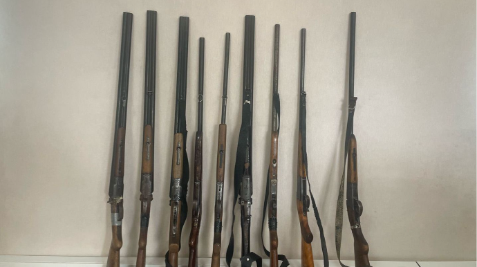 Ağsuda qanunsuz saxlanılan silahlar polisə təhvil verildi - FOTO