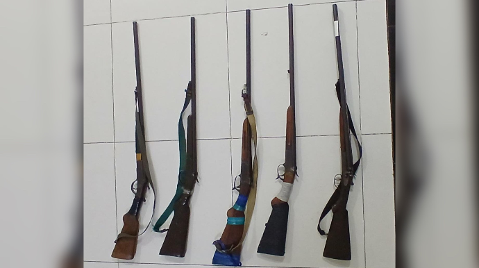 Cəlilabadda qanunsuz saxlanılan silahlar polisə təhvil verildi - FOTO