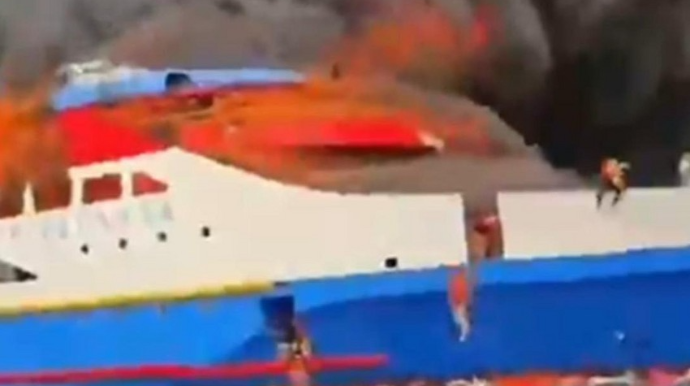 В Индонезии загорелся паром с 280 людьми на борту 