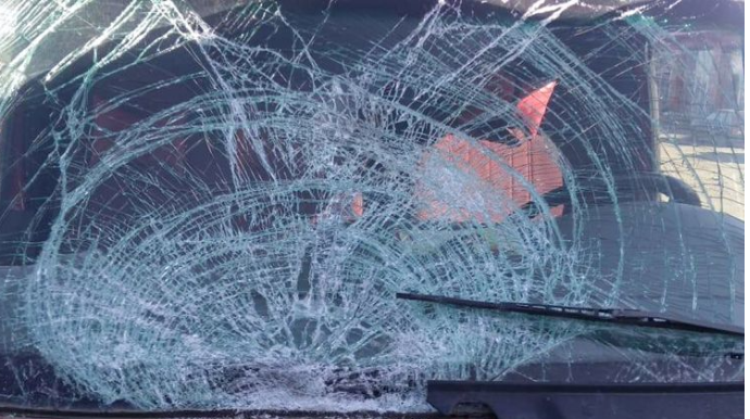 Mingəçevirdə minik avtomobili yük maşını ilə toqquşub, ana və körpəsi xəsarət alıb