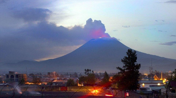 Lava axını hava limanına çatdı  - şəhər təxliyə olunur