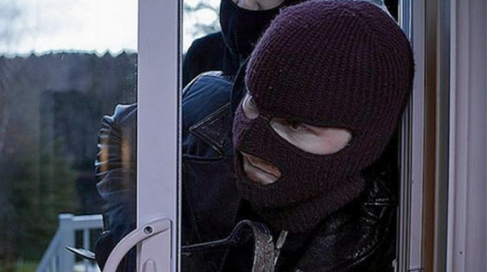 Ağstafada maskalı şəxslər qadını döyüb, evdən oğurluq ediblər 