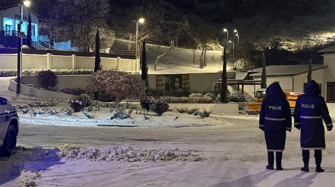 Çöldə hava buz kimidir, polis xidmət aparır - VİDEO